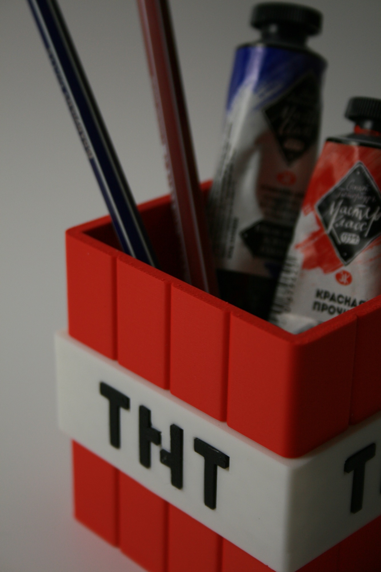 Декоративный объект TNT